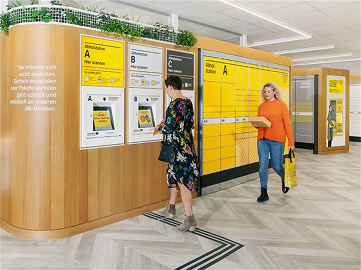 Clients at the self service zone of Austrian Post